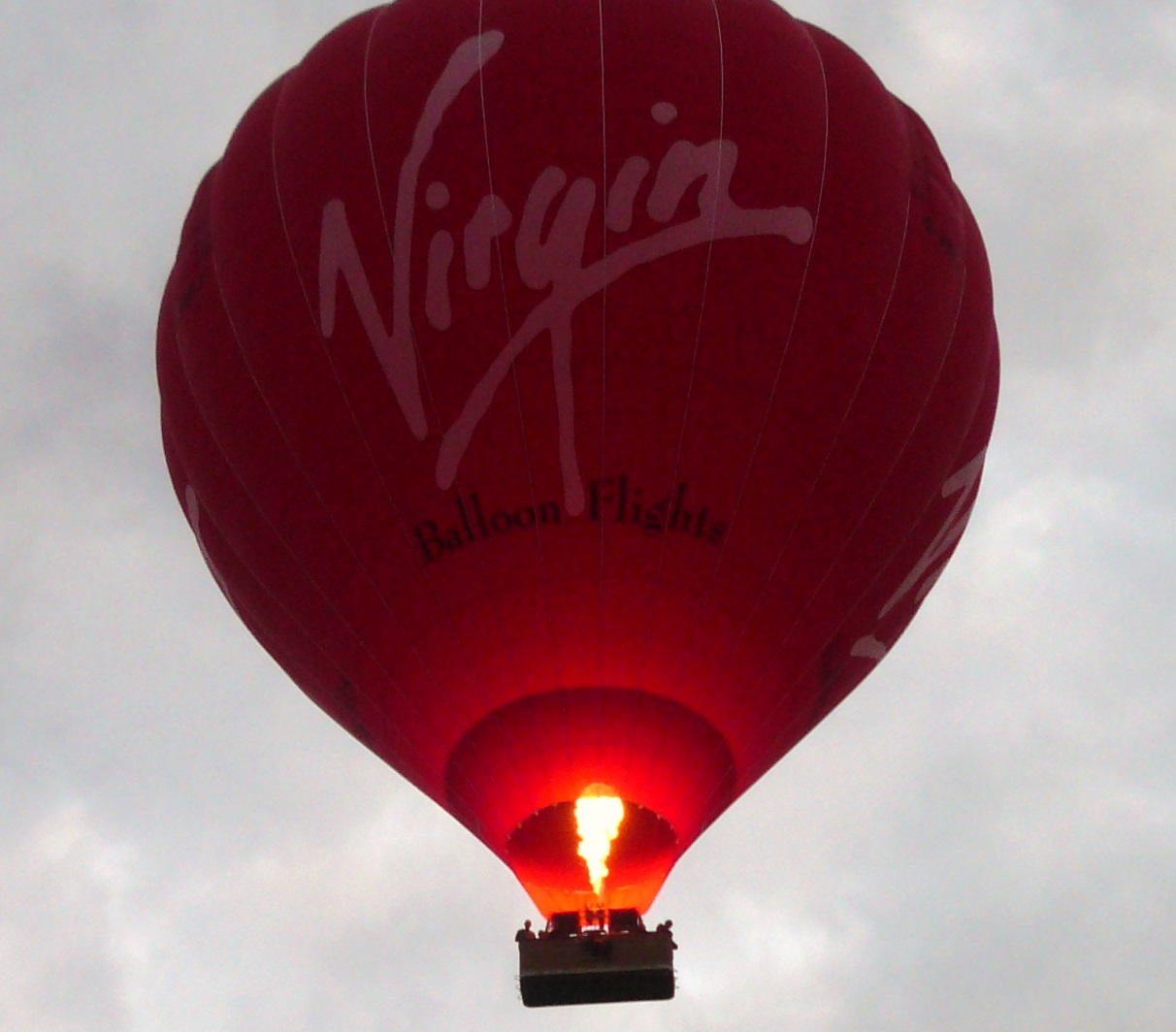 Beautiful air. Аэростат Virgin. Воздушный шар похожий на грушу. Длинный воздушный шар груша. Брэнсон на воздушном шаре.
